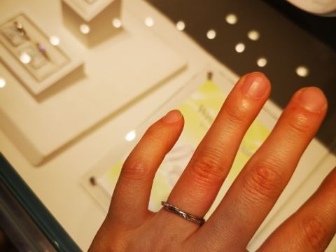 【銀座ダイヤモンドシライシの口コミ】 リングに捻りが入っているので、ストレートですがウェーブが入っているよ…
