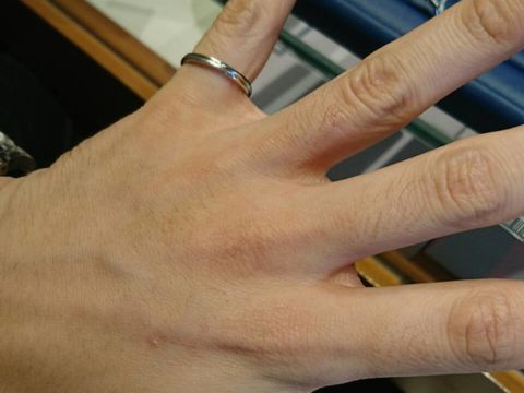 【銀座ダイヤモンドシライシの口コミ】 シンプルなデザインですが、真ん中に線が入っており、ひねりがあるデザイ…