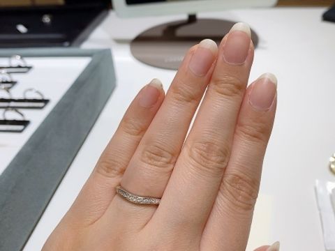【ラザール ダイヤモンド(LAZARE DIAMOND)の口コミ】 緩やかなV字リングでダイヤモンドが斜めに入っています。
細身のリングを…