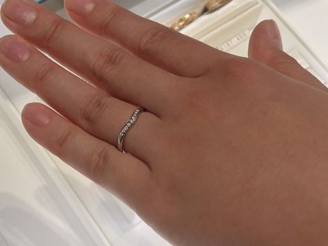 【ティファニー(Tiffany & Co.)の口コミ】 サプライズで婚約指輪を頂きました。彼から頂いたメーカーと結婚指輪も同…