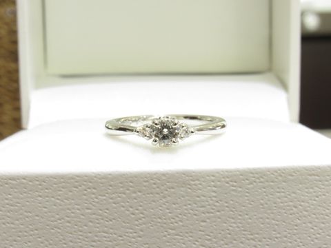 【輪-RIN-の口コミ】 婚約指輪はシンプルで見栄えもいいものを探していました。そして1番の決め…