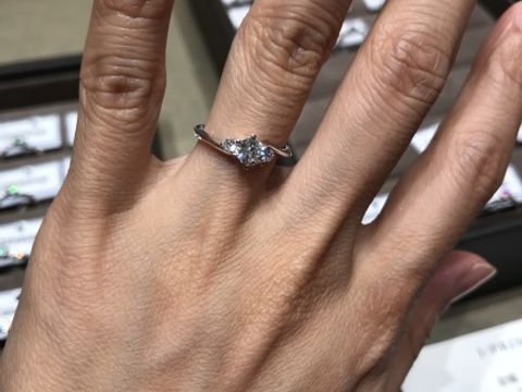 【アイプリモ(I-PRIMO)の口コミ】 リング本体は少しウェーブになっていました。
指がきれいに見えそうだと思…