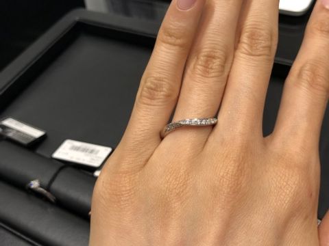 【ラザール ダイヤモンド(LAZARE DIAMOND)の口コミ】 ウェーブのリングです。
どこの角度から見てもダイヤモンドが輝いて見えま…