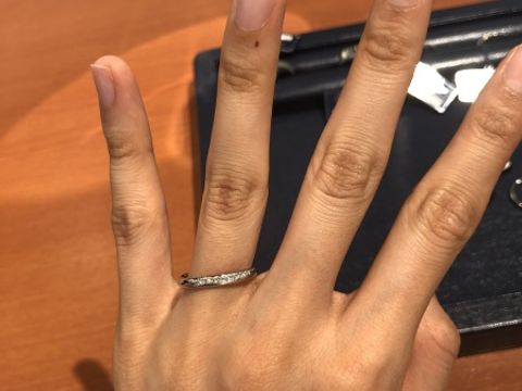 【ROYAL ASSCHER(ロイヤル・アッシャー)の口コミ】 ダイヤモンドがたくさんついている指輪を探していました。
白い輝きが綺麗…