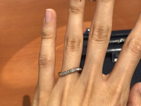 【ラザール ダイヤモンド【取扱店販売】の口コミ】 ウェーブのリングです。
大粒のダイヤから小さいダイヤまでダイヤモンドが…