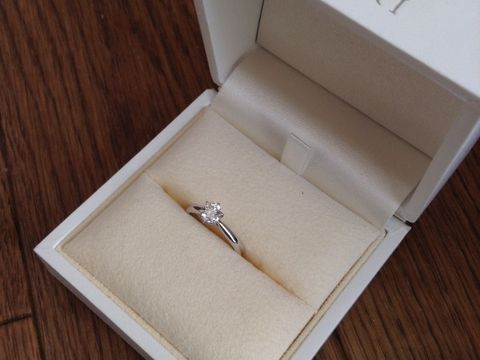 【TASAKI(タサキ)の口コミ】 ショーケースに並んでいる指輪はどれも工夫がこらされ、美しく見えますが…