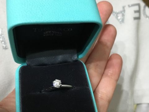 【ティファニー(Tiffany & Co.)の口コミ】 憧れのブランドで婚約指輪の王道デザイン。人と被りたくないよりも、自分…