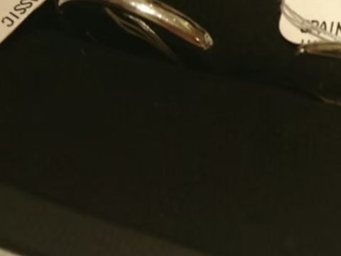 【ティファニー(Tiffany & Co.)の口コミ】 装飾は何もないシンプルなデザインの指輪です。少し太めのデザインで、大…