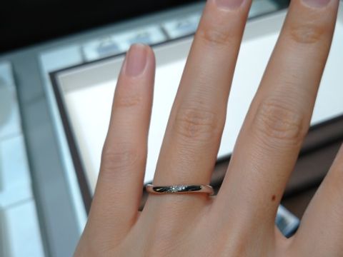 【アイプリモ(I-PRIMO)の口コミ】 プラチナなので長く愛用できる指輪です。細身で指をスッキリと長く見せて…