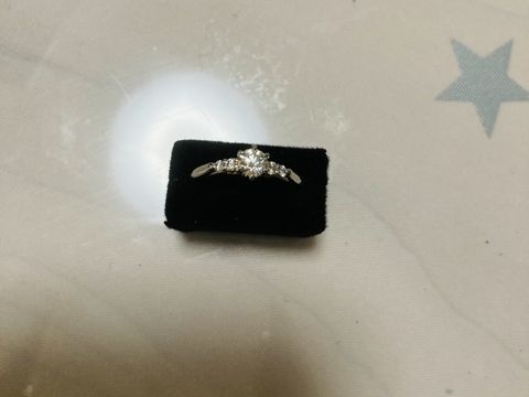 【エクセルコダイヤモンド(EXELCO DIAMOND)の口コミ】 真ん中にダイヤがあり、その左右にもダイヤが施されているデザインです。…