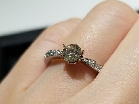 【ラザール ダイヤモンド(LAZARE DIAMOND)の口コミ】 リングのバンド部分にメレダイヤが敷き詰められていてキラキラで可愛かっ…