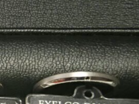 【エクセルコダイヤモンド(EXELCO DIAMOND)の口コミ】 シンプルなデザインですが、真ん中にブラックダイヤが入っているデザイン…