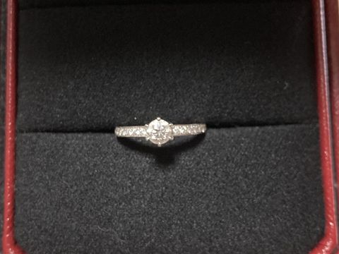 【エクセルコダイヤモンド(EXELCO DIAMOND)の口コミ】 ハーフエタニティのデザインと決めていました。
日頃も毎日つける予定の為…