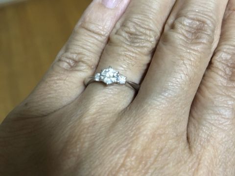 【MIKIMOTO(ミキモト)の口コミ】 婚約指輪の理想として、真ん中に象徴とするダイヤがあり、キラキラしてい…