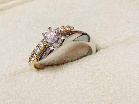 【アイプリモ(I-PRIMO)の口コミ】 こちらの指輪リングは、少しだけ薄いよう、淡いような、ピンク色、紫パー…