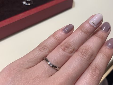 【カルティエ(Cartier)の口コミ】 バレリーナシリーズのV字型の結婚指輪です。三粒のダイアモンドが間隔を開…