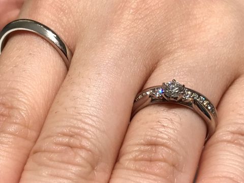 【銀座ダイヤモンドシライシの口コミ】 長年付けても飽きの来ない、王道の指輪でした。ダイヤモンドが3つ付いてい…