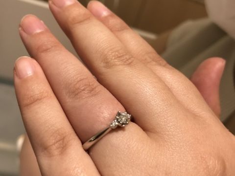 【4℃ BRIDAL(ヨンドシーブライダル)の口コミ】 細くて華奢なラインの指輪ですが、小さなダイヤモンドが3つも付いていて存…