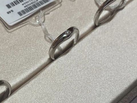 【ブルガリ(BVLGARI)の口コミ】 
真ん中が少し窪んだV字型の指輪です。一粒ダイアモンドがアクセントにな…