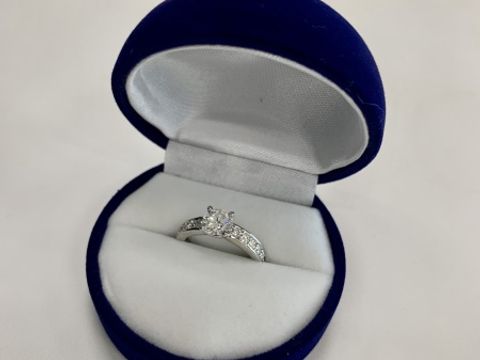 【GALA JEWELRY(ガラジュエリー)の口コミ】 ストレートのハーフエタニティで探していました。
ハーフエタニティ部分に…