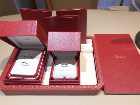 【カルティエ(Cartier)の口コミ】 立て爪の婚約指輪を探していました。私が購入した1985シリーズの指輪は古…