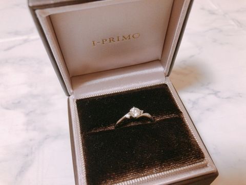 【アイプリモ(I-PRIMO)の口コミ】 絶妙なねじれラインで、着けた時に指が綺麗に見えます。王道の中央にダイ…