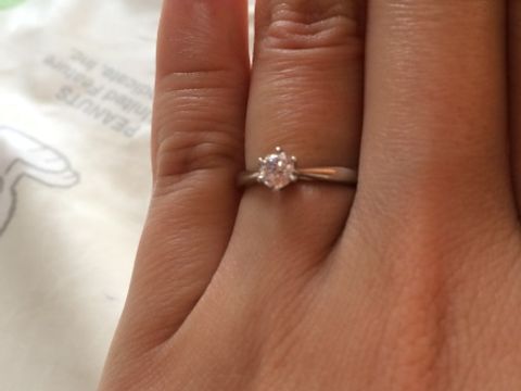 【LEGAN(レガン)の口コミ】 王道の形の一粒ダイヤのエンゲージリングに憧れていました。この形はダイ…