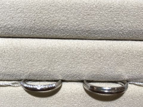 【TRECENTI(トレセンテ)の口コミ】 片側のみ石が入ってて気に入りました。
自分に見えていて人に石が目立ちま…