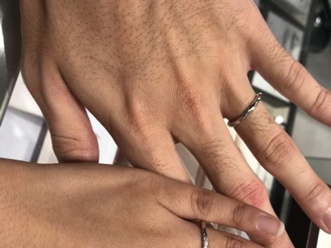 【俄(にわか)の口コミ】 流れるようなウェーブラインに少し角のあるデザインでダイヤモンドが付い…