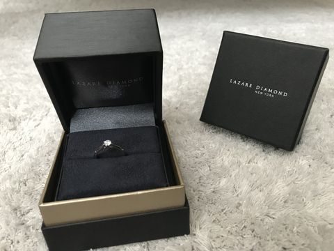 【ラザール ダイヤモンド(LAZARE DIAMOND)の口コミ】 爪部分に惹かれました。爪の二点に小さなダイヤモンドがついておりこのデ…