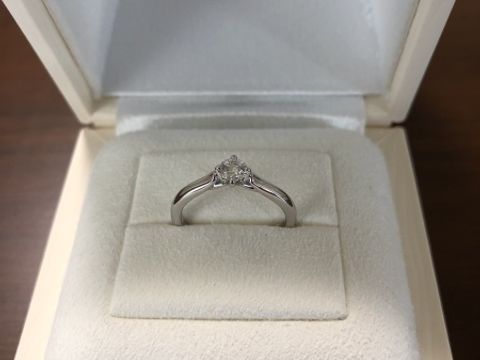 【MIKIMOTO(ミキモト)の口コミ】 横から見たデザインがとても綺麗だったのが決め手です。
Mに見えるデザイ…