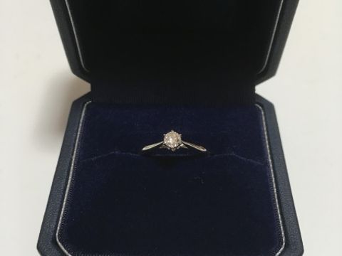 【銀座ダイヤモンドシライシの口コミ】 王道の形でありながら、また他にはないシンプルさ。ダイヤモンドを引き立…