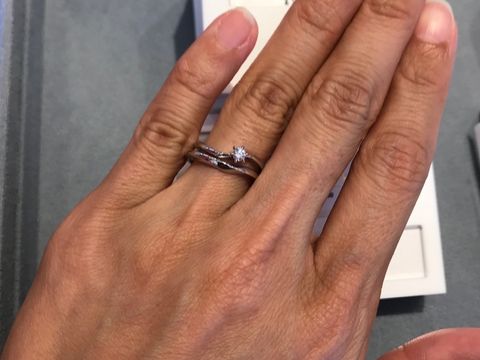 【ケイウノ ブライダル(K.UNO BRIDAL)の口コミ】 ウェーブが入っているリングです。
そのため指がきれいに見えます。
ただ…