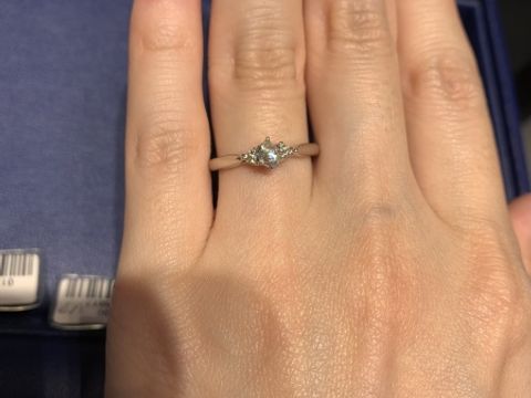 【銀座ダイヤモンドシライシの口コミ】 両サイドにメレダイヤがあることにより、センターダイアモンドが大きく見…