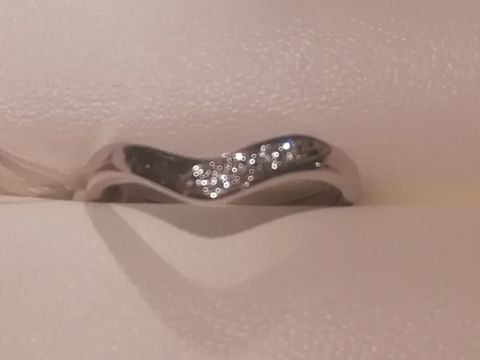 【MIKIMOTO(ミキモト)の口コミ】 プラチナの結婚指輪。Vラインが指の根元まで飾ることで、指を長く細くみせ…