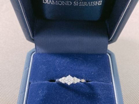 【銀座ダイヤモンドシライシの口コミ】 ブーケクレッセントという名前の通り、花束の様な可愛らしいデザインに一…