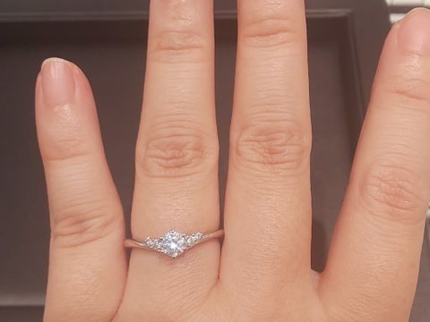 【ラザール ダイヤモンド(LAZARE DIAMOND)の口コミ】 エンゲージっぽくないデザインでとてもエレガントです。Ｖラインなので、…