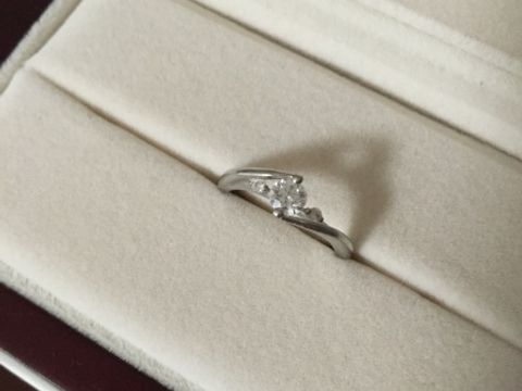 【COLANY(コラニー)の口コミ】 婚約指輪らしく一粒が大きい指輪を探していましたが、価格も高いものが多…