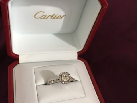 【カルティエ(Cartier)の口コミ】 結婚前から婚約指輪はダイヤで囲ったデザインがいい！と決めており、似た…