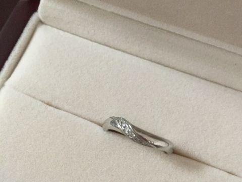 【Something Blue(サムシングブルー)の口コミ】 手が大きいので、細い指輪だと指が太く見えてしまう不安があり、幅が太め…