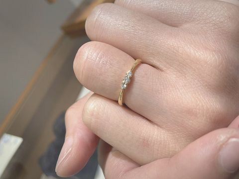 【銀座ダイヤモンドシライシの口コミ】 ダイヤが出てるデザインがすごく可愛くて、婚約指輪が買ってないので、ダ…