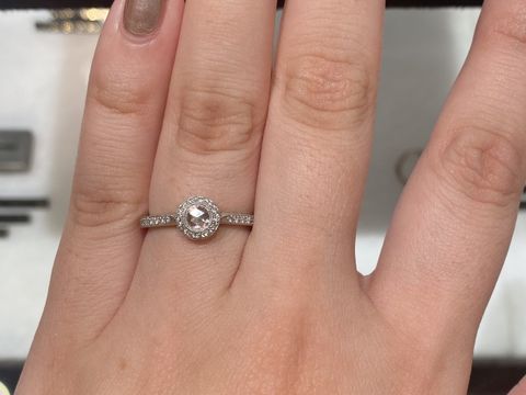 【hum(ハム)の口コミ】 アンティーク感あるデザインで、石の存在感もあり細やかな彫りがとても華…