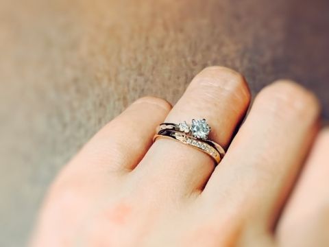 【BAUM(バーム)の口コミ】 特にデザインは決めていなかったのですが、せっかくなので結婚指輪と重ね…