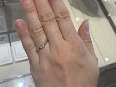 【俄(にわか)の口コミ】 初めて俄の指輪を着用しました。この初桜という指輪はVラインで、小さめの…