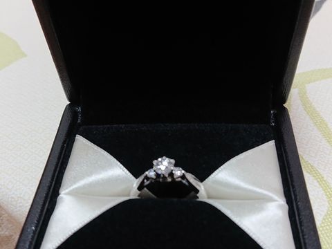 【エクセルコダイヤモンド(EXELCO DIAMOND)の口コミ】 いくつになっても身に付けられそうなデザインであったためです。ベルギー…