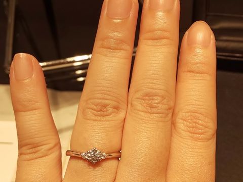 【エクセルコダイヤモンド(EXELCO DIAMOND)の口コミ】 指が短く子供っぽいため、指輪をつけたときに手がきれいな見えるデザイン…