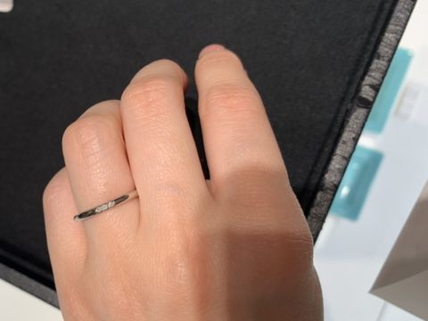 【ティファニー(Tiffany & Co.)の口コミ】 シンプルだけど、存在感を出せる指輪を探してました。
ダイヤ1つだとシン…