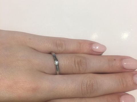 【TRECENTI(トレセンテ)の口コミ】 甲丸型で付け心地が非常に良いです。
ダイヤ1粒ではありますが、存在感が…