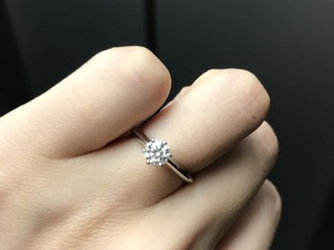 【ティファニー(Tiffany & Co.)の口コミ】 まずは婚約指輪といえば、憧れのティファニーだと嬉しいなという思いから…