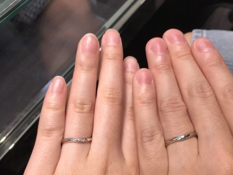 【ラザール ダイヤモンド(LAZARE DIAMOND)の口コミ】 レディースのリングにはダイヤが３石ほどあしらわれており、手元が華やか…